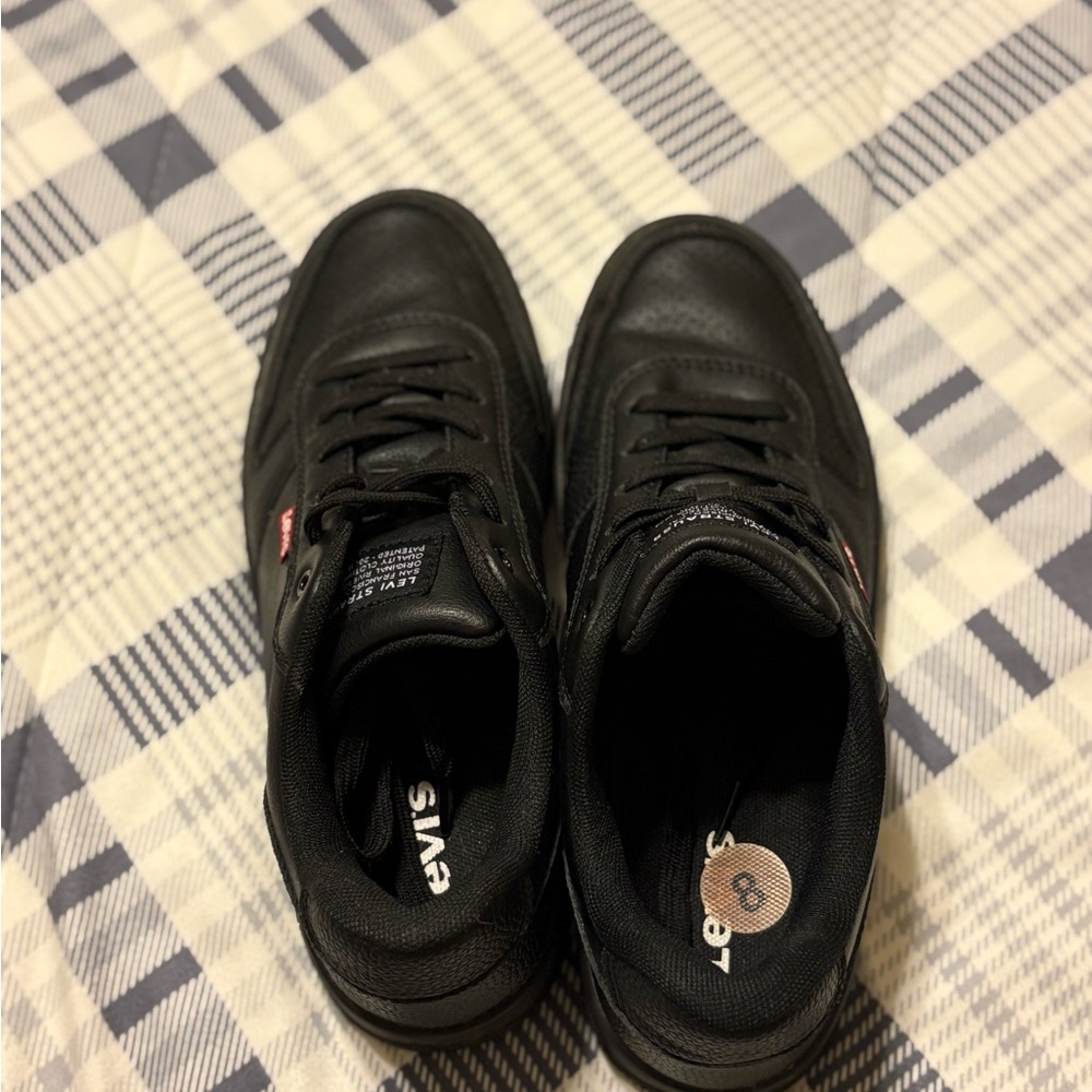 Levi's Men's Black and Red Sneakers